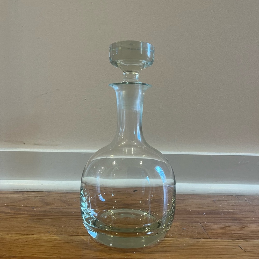 Elegant Glass Decanter with Six Shot Glasses